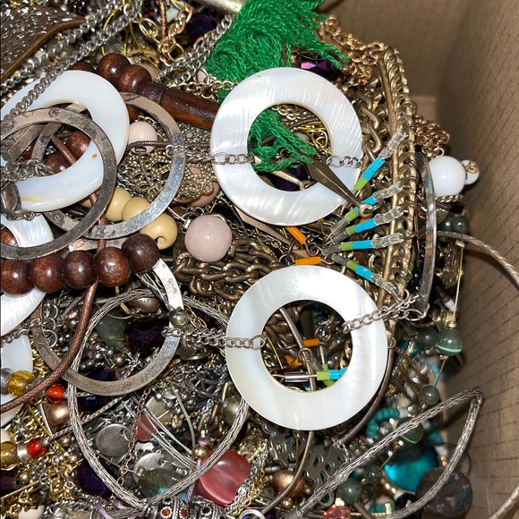 Tangled scrap lot, 4.72 lbs. un-searched, un-tested jewelry!  Lot 0131C - Picture 2 of 9